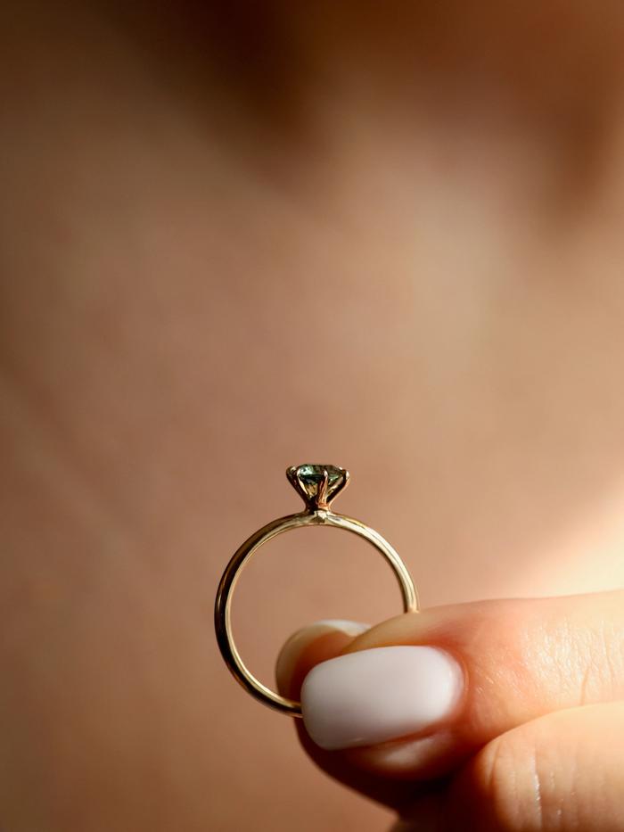 Nangi fine jewelry - teal / Peacock sapphire ring in yellow gold
