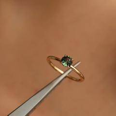 Nangi fine jewelry - teal / Peacock sapphire ring in yellow gold