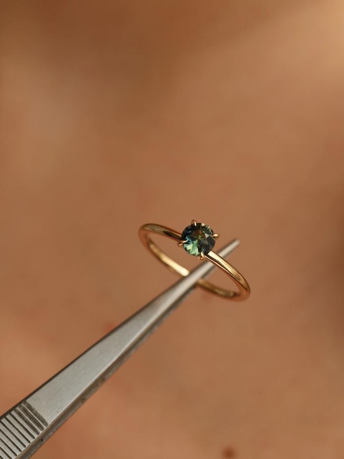 Nangi fine jewelry - teal / Peacock sapphire ring in yellow gold
