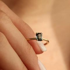 Nangi fine jewelry - teal / Peacock sapphire ring in yellow gold