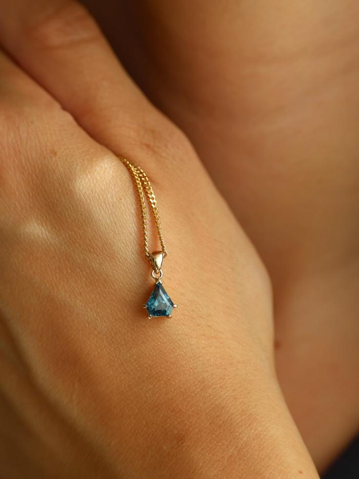 Nangi fine jewelry - blue pendant in yellow gold