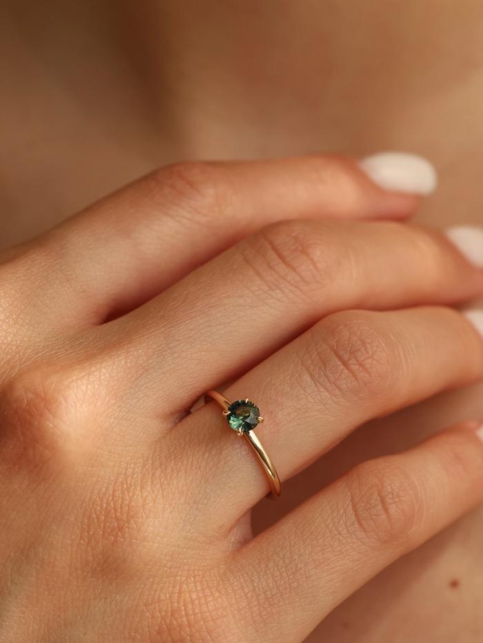 Nangi fine jewelry - teal / Peacock sapphire ring in yellow gold