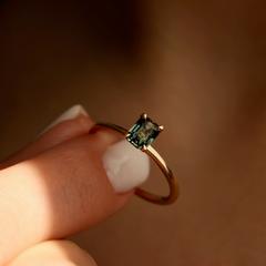 Nangi fine jewelry - teal / Peacock sapphire ring in yellow gold