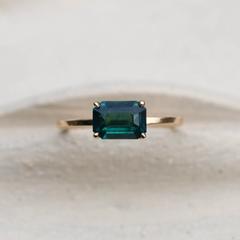 Nangi fine jewelry - green sapphire ring in yellow gold