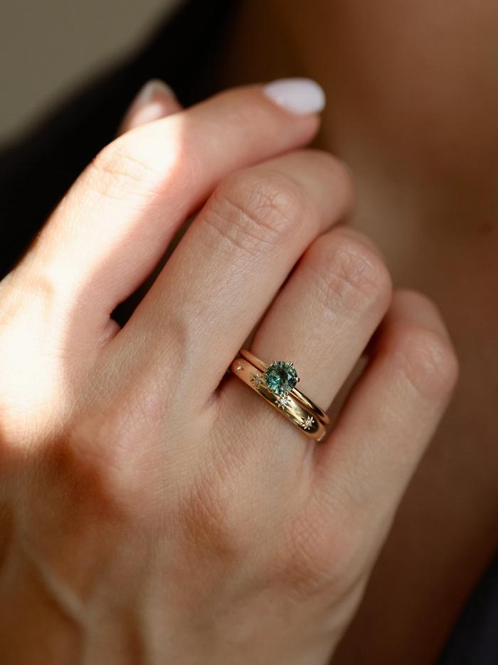 Nangi fine jewelry - teal / Peacock sapphire ring in yellow gold