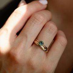 Nangi fine jewelry - teal / Peacock sapphire ring in yellow gold
