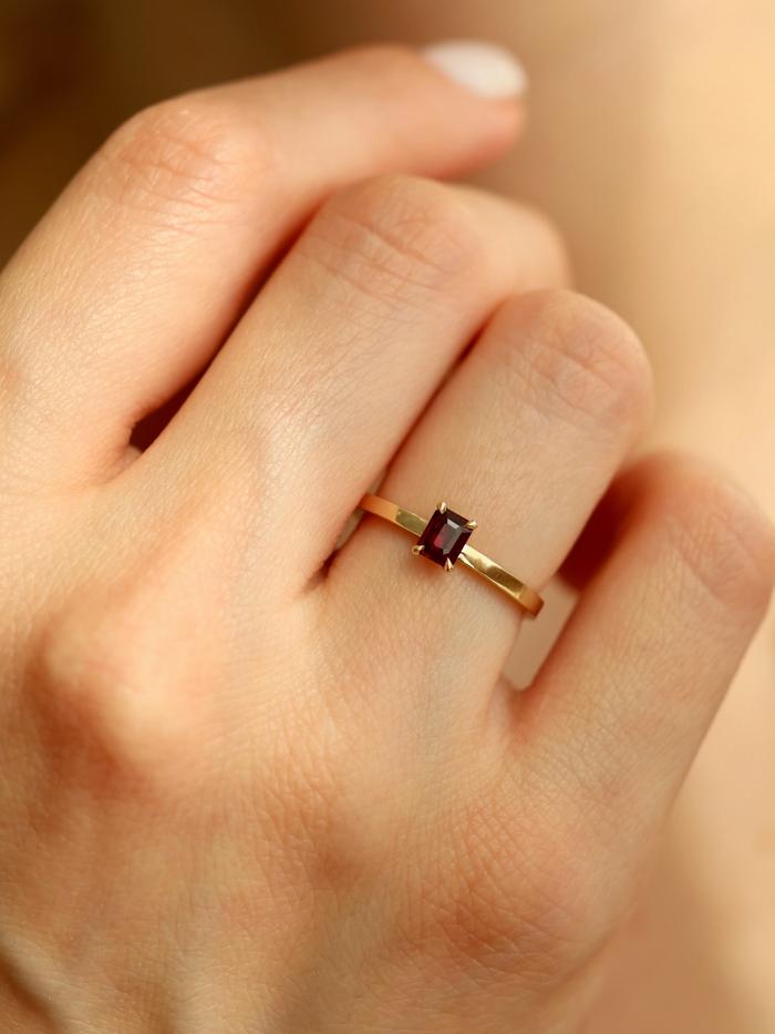 Nangi fine jewelry - red ring in yellow gold