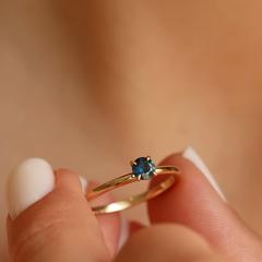 Nangi fine jewelry - blue sapphire ring in yellow gold