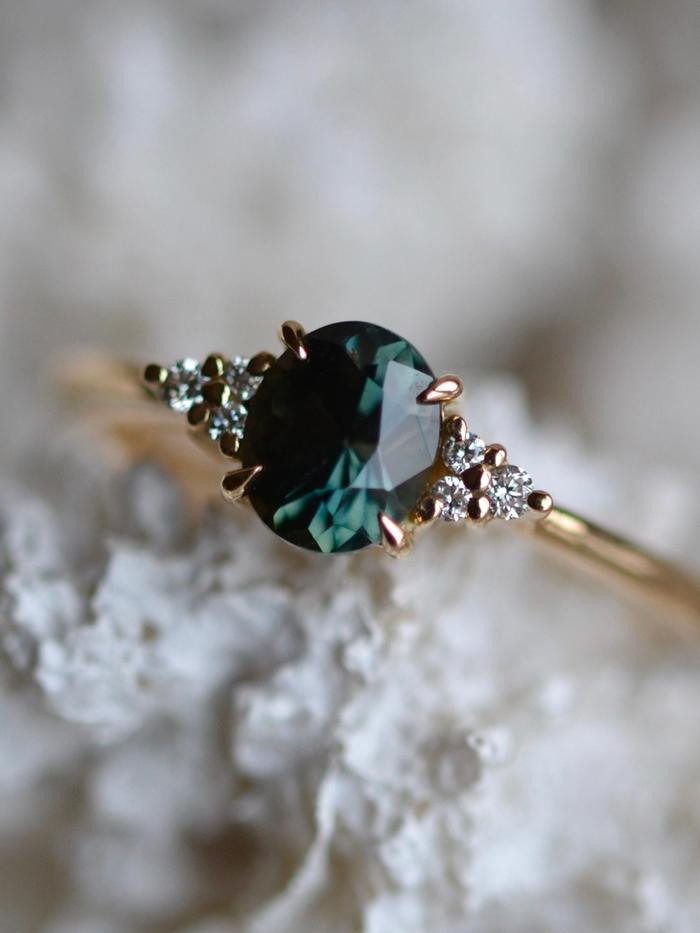 Nangi fine jewelry - green sapphire ring in yellow gold