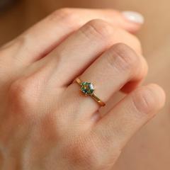 Nangi fine jewelry - teal / Peacock sapphire ring in yellow gold