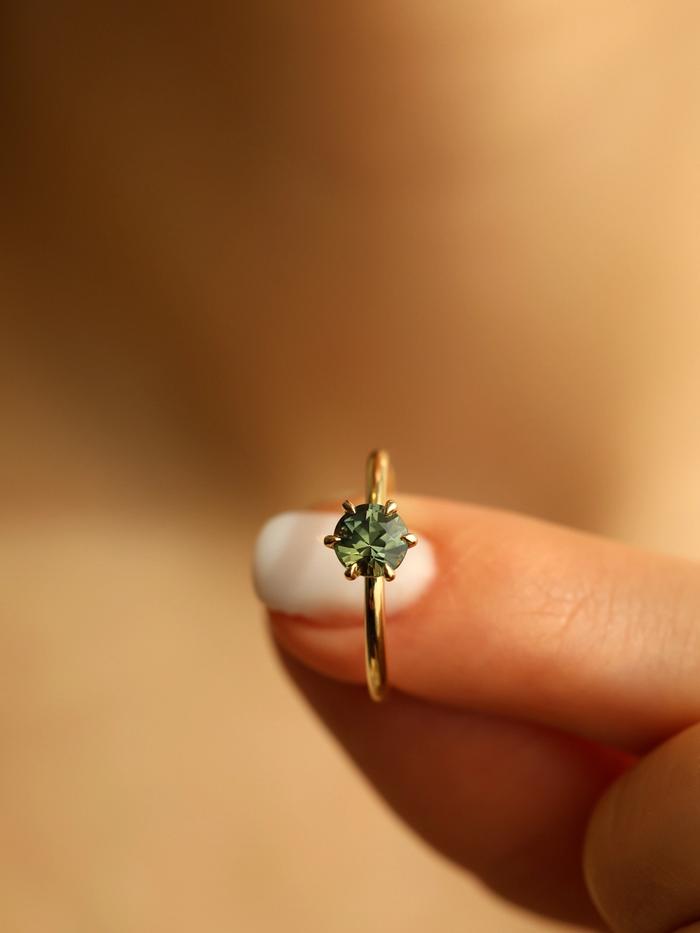 Nangi fine jewelry - green sapphire ring in yellow gold