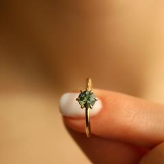 Nangi fine jewelry - green sapphire ring in yellow gold