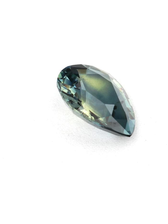 Nangi fine jewelry - green sapphire gemstone in gold