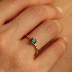 Nangi fine jewelry - green sapphire ring in yellow gold