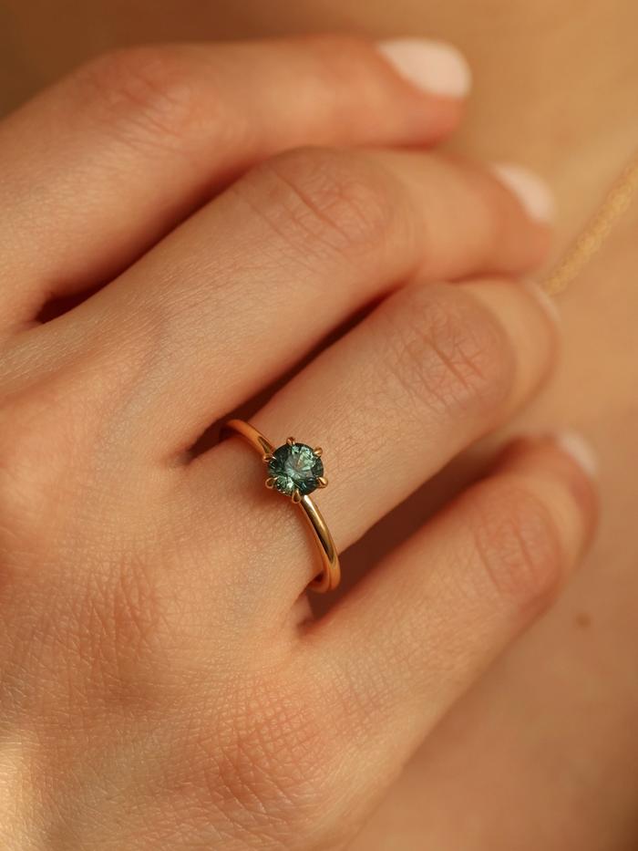 Nangi fine jewelry - green sapphire ring in yellow gold