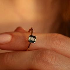 Nangi fine jewelry - teal / Peacock sapphire ring in yellow gold