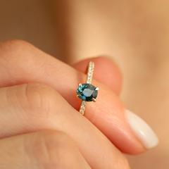 Nangi fine jewelry - teal / Peacock sapphire ring in yellow gold