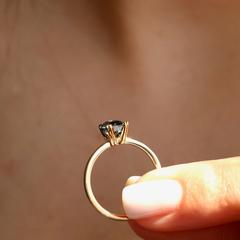 Nangi fine jewelry - green ring in yellow gold