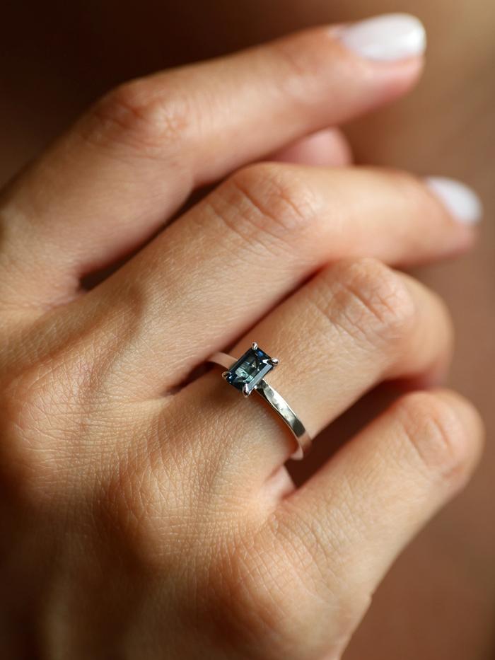 Nangi fine jewelry - blue ring in white gold