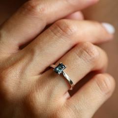 Nangi fine jewelry - blue ring in white gold