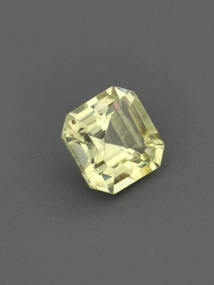 Nangi fine jewelry - green gemstone in gold