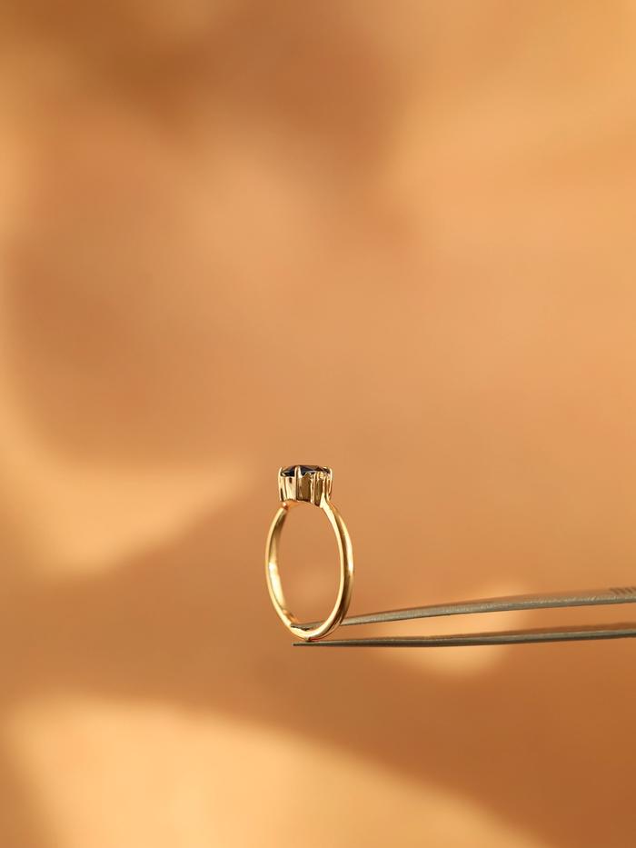 Nangi fine jewelry - blue ring in yellow gold