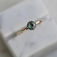 Nangi fine jewelry - grey sapphire ring in yellow gold