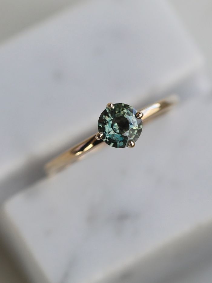 Nangi fine jewelry - grey sapphire ring in yellow gold