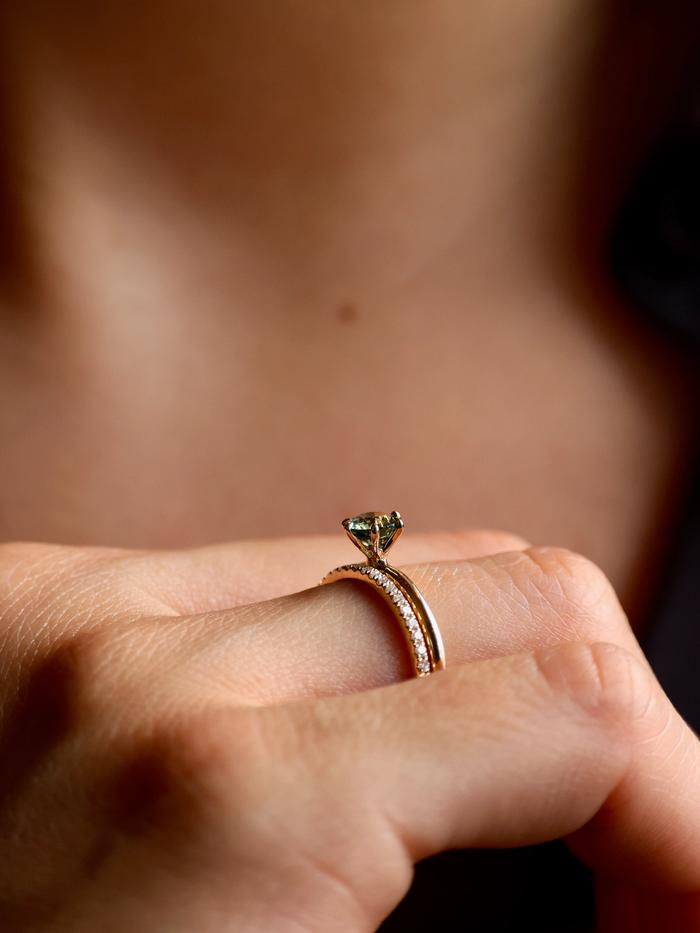 Nangi fine jewelry - teal / Peacock sapphire ring in yellow gold