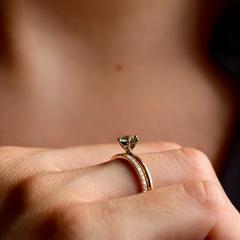 Nangi fine jewelry - teal / Peacock sapphire ring in yellow gold