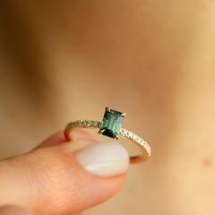 Nangi fine jewelry - green sapphire ring in yellow gold