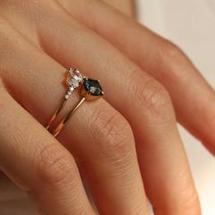 Nangi fine jewelry - teal / Peacock sapphire ring in yellow gold
