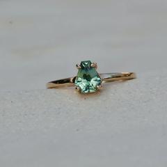 Nangi fine jewelry - green sapphire ring in yellow gold