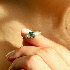 Nangi fine jewelry - teal / Peacock ring in yellow gold