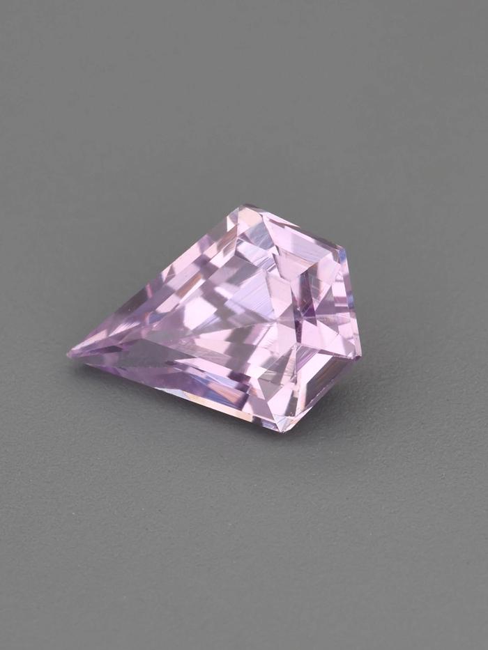 Nangi fine jewelry - pink gemstone in gold