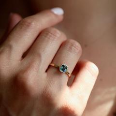 Nangi fine jewelry - teal / Peacock sapphire ring in yellow gold