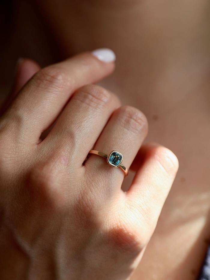 Nangi fine jewelry - teal / Peacock sapphire ring in yellow gold