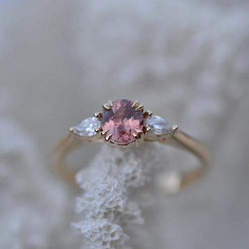 Nangi fine jewelry - orange sapphire ring in yellow gold