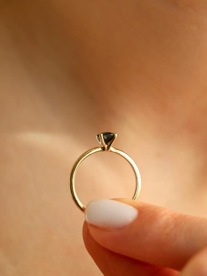 Nangi fine jewelry - blue sapphire ring in yellow gold