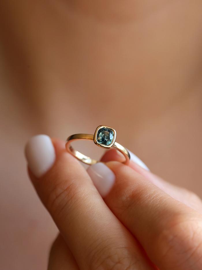 Nangi fine jewelry - teal / Peacock sapphire ring in yellow gold