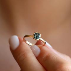 Nangi fine jewelry - teal / Peacock sapphire ring in yellow gold