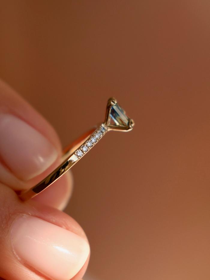 Nangi fine jewelry - teal / Peacock ring in yellow gold
