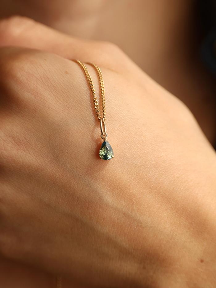 Nangi fine jewelry - green sapphire necklace in yellow gold