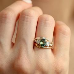 Nangi fine jewelry - teal / Peacock sapphire ring in yellow gold
