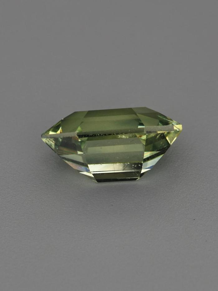 Nangi fine jewelry - green sapphire gemstone in gold