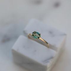 Nangi fine jewelry - green sapphire ring in yellow gold