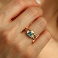 Nangi fine jewelry - teal / Peacock ring in yellow gold
