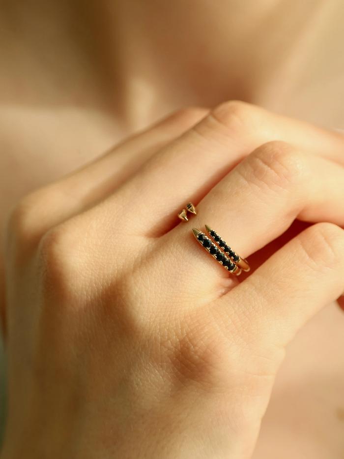 Nangi fine jewelry - black sapphire ring in gold