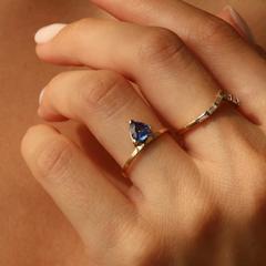 Nangi fine jewelry - blue sapphire ring in yellow gold