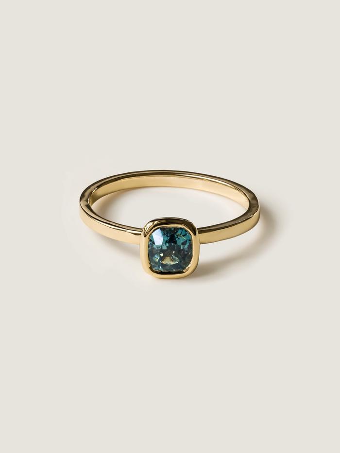 Nangi fine jewelry - teal / Peacock sapphire ring in yellow gold
